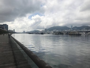 Kwun Tong Gezinti Alanı 'ndan deniz manzarası. Kwun Tong, New Kowloon, Hong Kong' da bir şehir parkı.