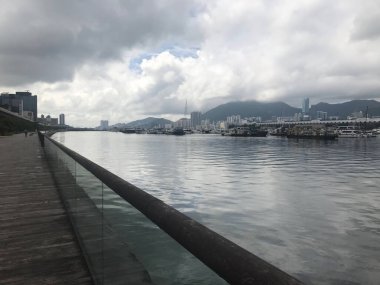 Kwun Tong Gezinti Alanı 'ndan deniz manzarası. Kwun Tong, New Kowloon, Hong Kong' da bir şehir parkı.