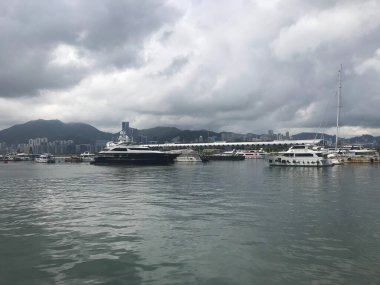 Kwun Tong Gezinti Alanı 'ndan deniz manzarası. Kwun Tong, New Kowloon, Hong Kong' da bir şehir parkı.