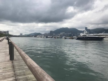 Kwun Tong Gezinti Alanı 'ndan deniz manzarası. Kwun Tong, New Kowloon, Hong Kong' da bir şehir parkı.