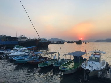 Long Island rıhtımında gün batımı manzarası, Cheung Chau, Hong Kong 'daki dambıl adası.
