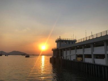 Long Island rıhtımında gün batımı manzarası, Cheung Chau, Hong Kong 'daki dambıl adası.