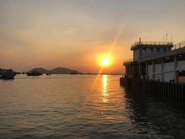 Long Island rıhtımında gün batımı manzarası, Cheung Chau, Hong Kong 'daki dambıl adası.