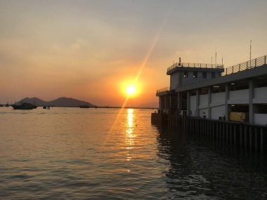 Long Island rıhtımında gün batımı manzarası, Cheung Chau, Hong Kong 'daki dambıl adası.