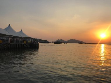 Long Island rıhtımında gün batımı manzarası, Cheung Chau, Hong Kong 'daki dambıl adası.
