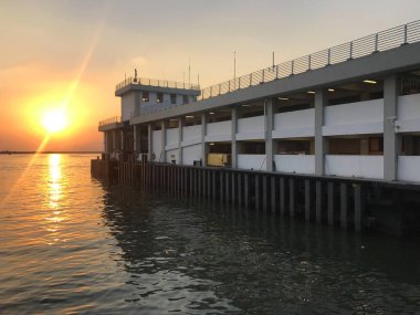 Long Island rıhtımında gün batımı manzarası, Cheung Chau, Hong Kong 'daki dambıl adası.