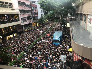 Causeway Bay, Hong Kong - 06 / 16 / 2019: İki Milyon Protestocu Hong Kong sokaklarında suçlu iadesine karşı