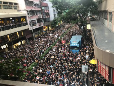 Causeway Bay, Hong Kong - 06 / 16 / 2019: İki Milyon Protestocu Hong Kong sokaklarında suçlu iadesine karşı