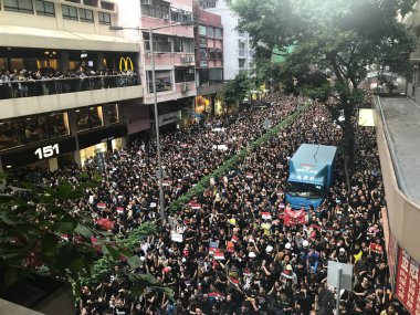 Causeway Bay, Hong Kong - 06 / 16 / 2019: İki Milyon Protestocu Hong Kong sokaklarında suçlu iadesine karşı