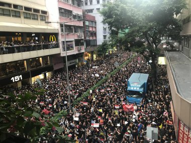 Causeway Bay, Hong Kong - 06 / 16 / 2019: İki Milyon Protestocu Hong Kong sokaklarında suçlu iadesine karşı