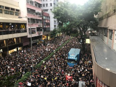 Causeway Bay, Hong Kong - 06 / 16 / 2019: İki Milyon Protestocu Hong Kong sokaklarında suçlu iadesine karşı
