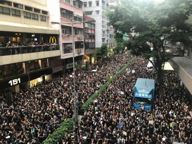 Causeway Bay, Hong Kong - 06 / 16 / 2019: İki Milyon Protestocu Hong Kong sokaklarında suçlu iadesine karşı