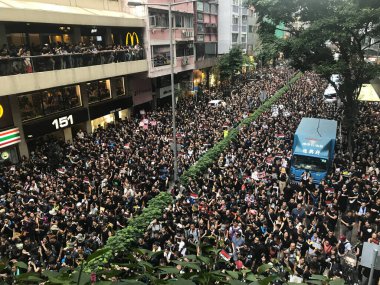 Causeway Bay, Hong Kong - 06 / 16 / 2019: İki Milyon Protestocu Hong Kong sokaklarında suçlu iadesine karşı
