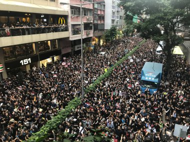 Causeway Bay, Hong Kong - 06 / 16 / 2019: İki Milyon Protestocu Hong Kong sokaklarında suçlu iadesine karşı