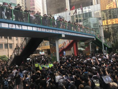 Causeway Bay, Hong Kong - 06 / 16 / 2019: İki Milyon Protestocu Hong Kong sokaklarında suçlu iadesine karşı