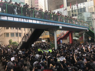 Causeway Bay, Hong Kong - 06 / 16 / 2019: İki Milyon Protestocu Hong Kong sokaklarında suçlu iadesine karşı