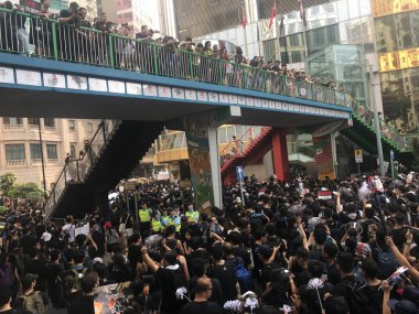 Causeway Bay, Hong Kong - 06 / 16 / 2019: İki Milyon Protestocu Hong Kong sokaklarında suçlu iadesine karşı