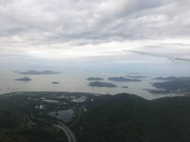 Bir uçağın penceresinden Hong Kong hava görüntüsü