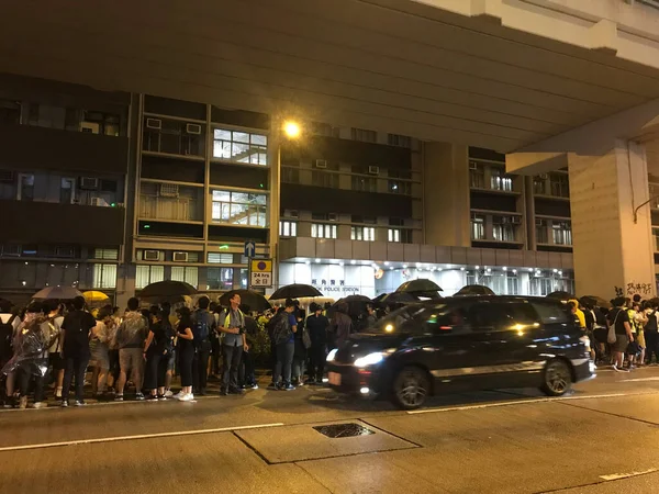 Mong Kok, Hong Kong - 09 / 02 / 2019: protestocular Mong Kok Polis Merkezi önünde toplandı.