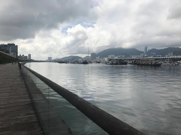 Kwun Tong Gezinti Alanı 'ndan deniz manzarası. Kwun Tong, New Kowloon, Hong Kong' da bir şehir parkı.