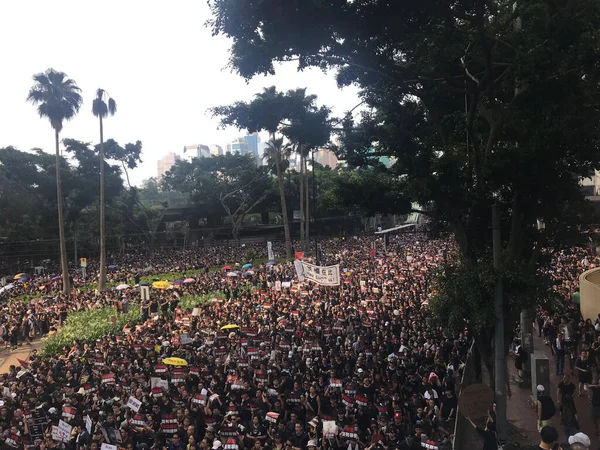 Causeway Bay, Hong Kong - 06 / 16 / 2019: İki Milyon Protestocu Hong Kong sokaklarında suçlu iadesine karşı
