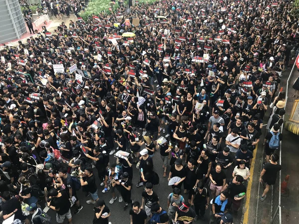Causeway Bay, Hong Kong - 06 / 16 / 2019: İki Milyon Protestocu Hong Kong sokaklarında suçlu iadesine karşı