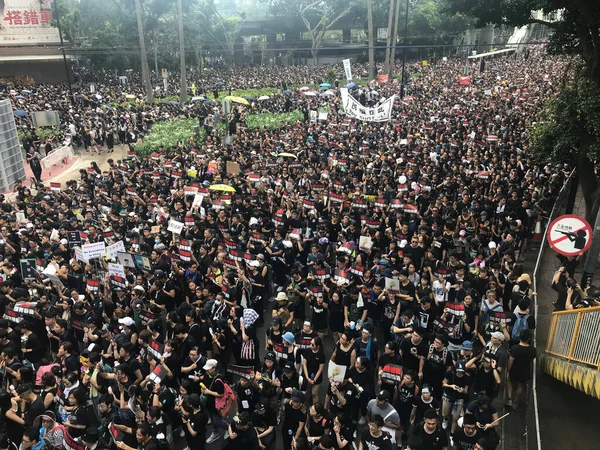 Causeway Bay, Hong Kong - 06 / 16 / 2019: İki Milyon Protestocu Hong Kong sokaklarında suçlu iadesine karşı