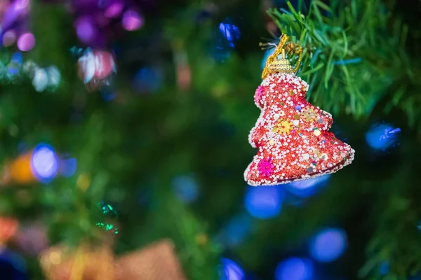 Geschmückte Christbaumkugeln Auf Tanne Neujahrsfeiertage Hintergrund — Stockfoto