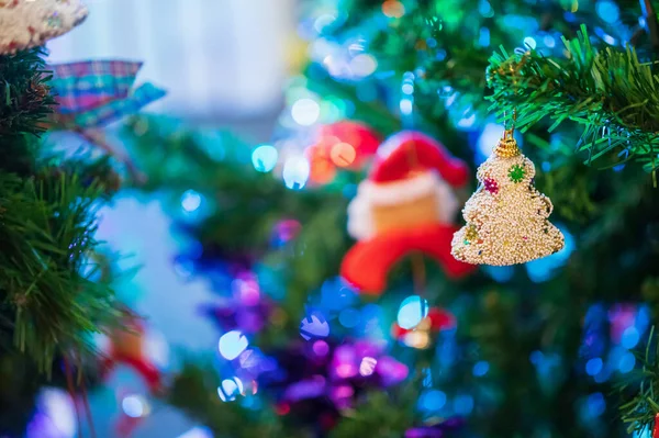 Versierde Kerstballen Dennenboom Nieuwjaar Vakantie Achtergrond — Stockfoto