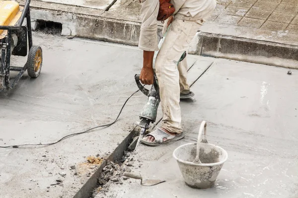 Robotnik Budowlany Stosujący Młot Pneumatyczny Wiercący Powierzchnię Betonu — Zdjęcie stockowe