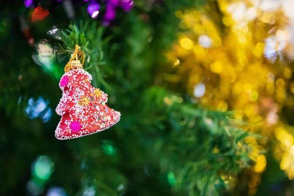 Geschmückte Christbaumkugeln Auf Tanne Neujahrsfeiertage Hintergrund — Stockfoto