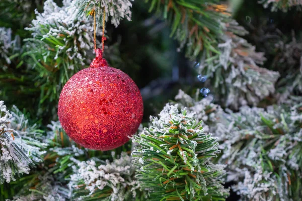 Árbol Navidad Decorado Con Bola Roja Fondo Vacaciones Año Nuevo —  Fotos de Stock