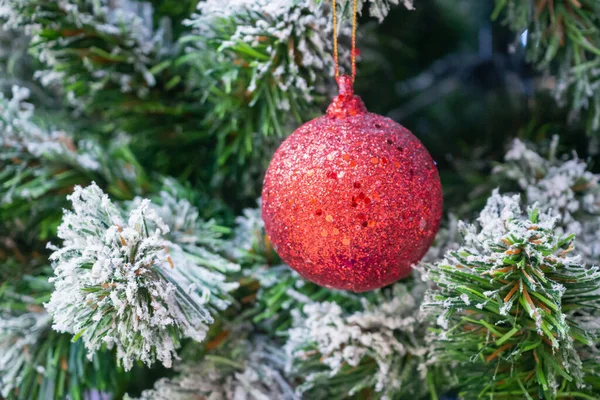 Árbol Navidad Decorado Con Bola Roja Fondo Vacaciones Año Nuevo —  Fotos de Stock