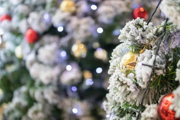 Gedecoreerde Kerstboom Met Bal Nieuwjaar Vakantie Achtergrond — Stockfoto