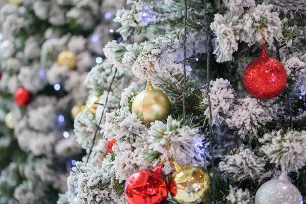 Gedecoreerde Kerstboom Met Bal Nieuwjaar Vakantie Achtergrond — Stockfoto