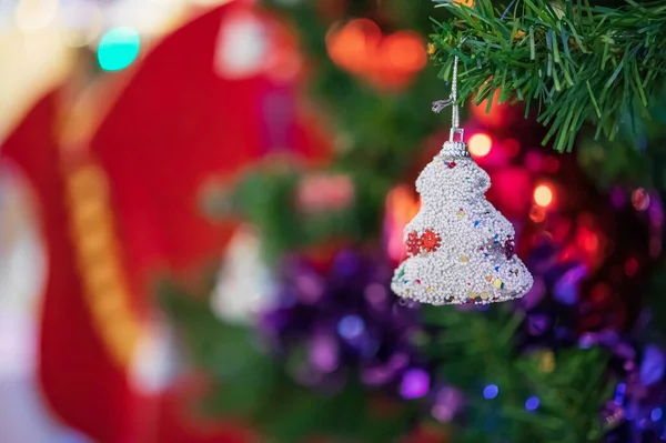 Versierde Kerstballen Dennenboom Nieuwjaar Vakantie Achtergrond — Stockfoto