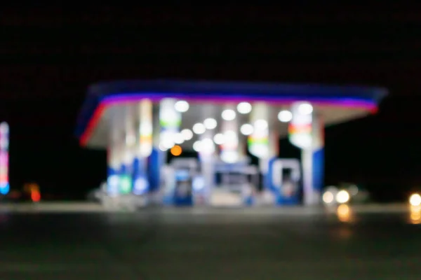 夜のガソリンスタンドはぼんやり背景にボケ光 — ストック写真