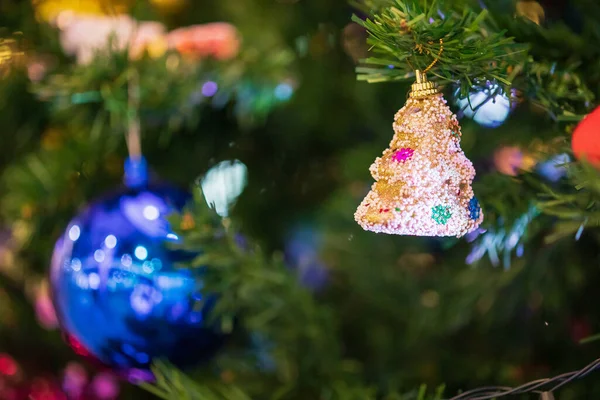 Adornado Adornos Navidad Sobre Abeto Año Nuevo Vacaciones Fondo —  Fotos de Stock