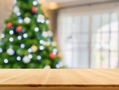 Bokeh ışıklandırmalı bulanık Noel ağacıyla boş masa üstü