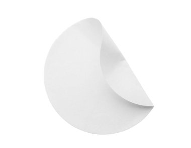 Beyaz arkaplanda izole edilmiş boş beyaz yuvarlak kağıt etiketi