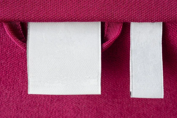 Etiqueta Ropa Blanca Blanco Para Cuidado Ropa Tela Roja Textura — Foto de Stock