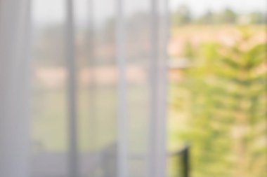 Yeşil bahçe soyut bulanık arkaplanı olan pencere perdesi