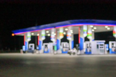 Gece vakti benzin istasyonu Bokeh ışığı ile arkaplanı bulanıklaştırdı