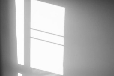 Beyaz duvar arkaplanındaki pencere gölgesi