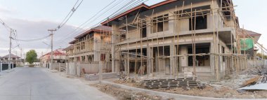 İnşaat alanındaki yeni ev inşaatı devam ediyor