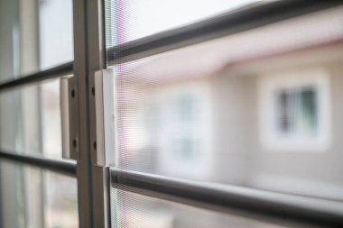 Evin penceresinde böceklere karşı sivrisinek ağı ekranı