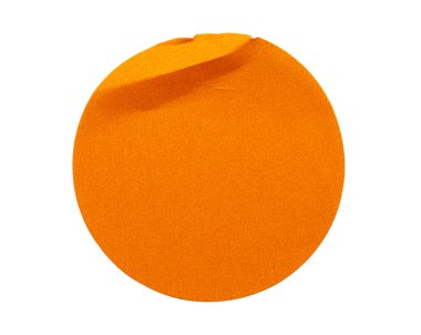 Beyaz arkaplanda boş turuncu yuvarlak yapıştırıcı etiketi var.