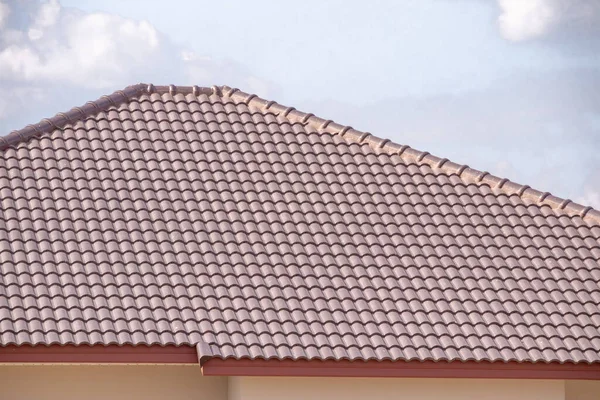 Keramische Dakpannen Het Huis Met Blauwe Lucht — Stockfoto