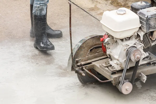 Εργαζόμενος Που Χρησιμοποιεί Μηχανή Διαμαντιού Πριονόλαμας Κοπής Σκυροδέματος Στο Εργοτάξιο — Φωτογραφία Αρχείου