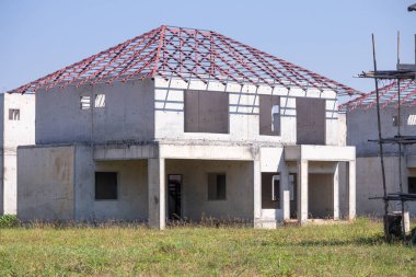 İnşaat alanında prefabrikasyon sisteminden yeni bir ev inşa ediliyor.